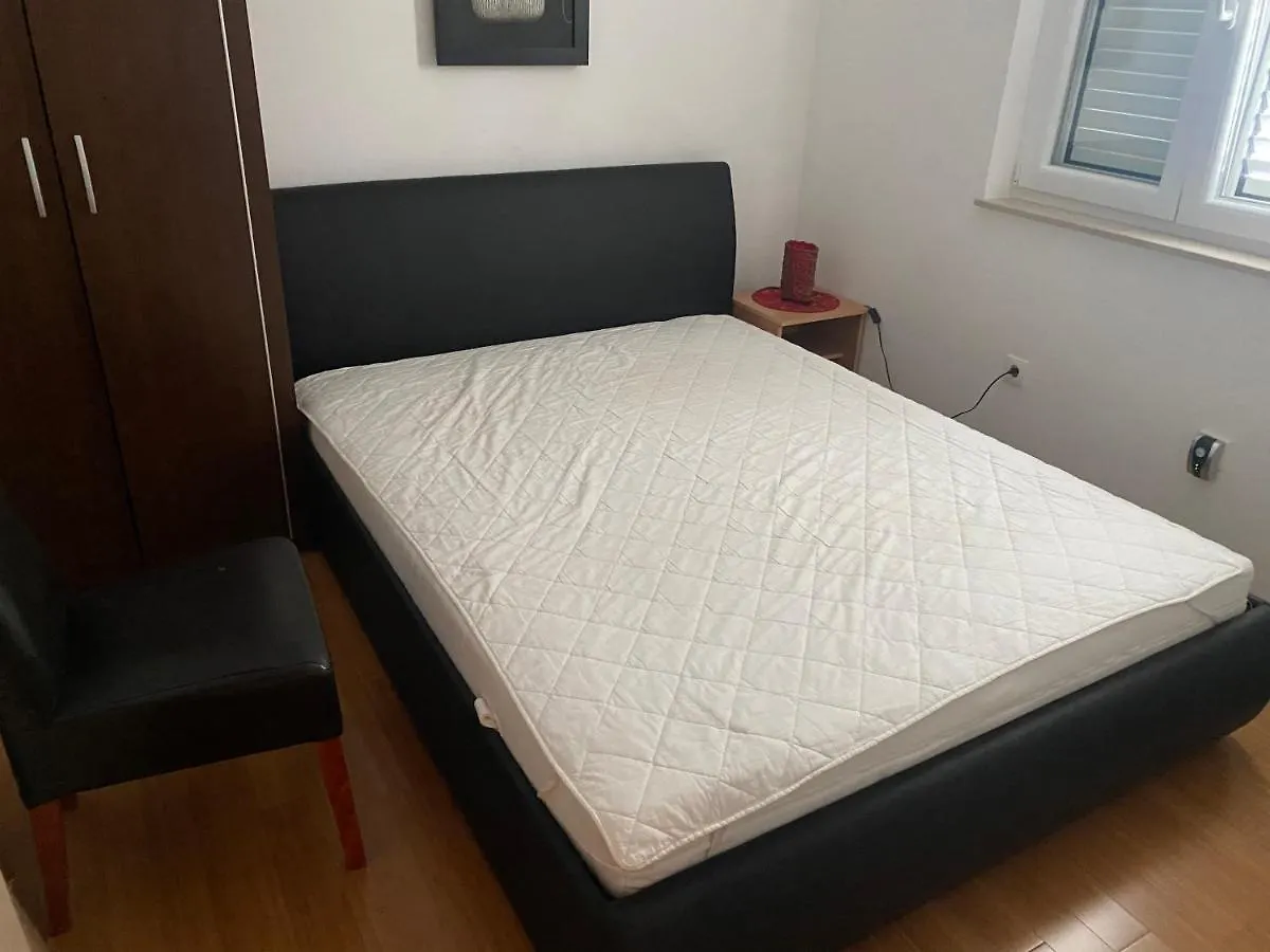 Donna Sandra Vrh  0*, Vrh (Krk) Croatia